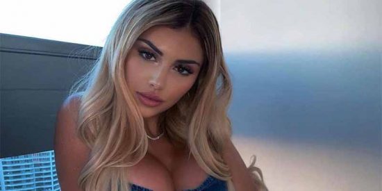 Alexa Dellanos se enrrosca en un sill&oacute;n como una v&iacute;bora: Con escamas y un escote salvaje