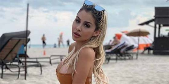 En diminuta lencería de encaje y sobre la cama: así seduce Alexa Dellanos