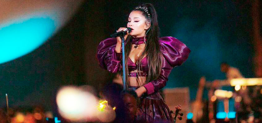 Ariana Grande recibe un 'limonazo' en el pecho durante su actuaci&oacute;n en Coachella (V&Iacute;DEO)