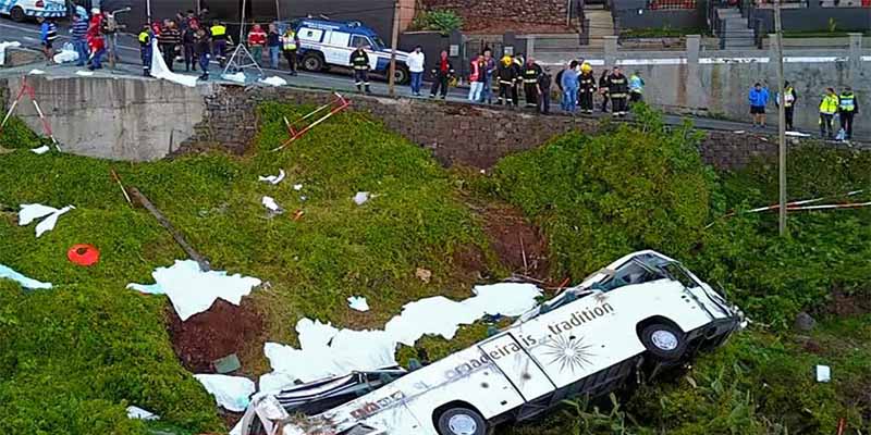 Mueren 30 turistas alemanes al despe&ntilde;arse un autob&uacute;s por un barranco en la isla de Madeira
