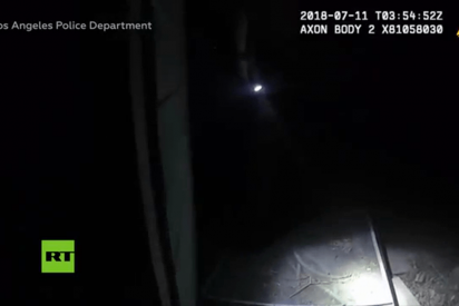 Momento en que la Polic&iacute;a rescata a un hombre inconsciente dentro de una casa en llamas
