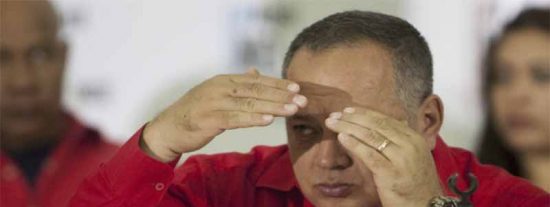 V&iacute;deo: El chavista Diosdado Cabello entrega armas de guerra y entrena a los colectivos asesinos