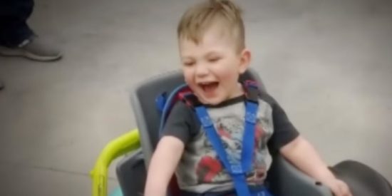 Estudiantes dise&ntilde;an una silla de ruedas el&eacute;ctrica para un ni&ntilde;o sin recursos