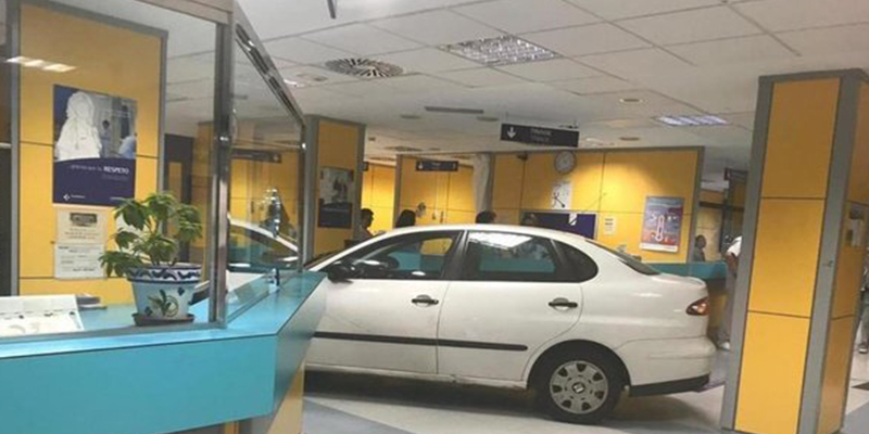 Un hombre empotra su coche contra el mostrador de urgencias de un Hospital en Bilbao tras decirle que su familiar debía esperar