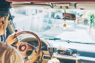 Detienen a un hombre que fingi&oacute; ceguera para recibir subsidios tras ser visto conduciendo un coche