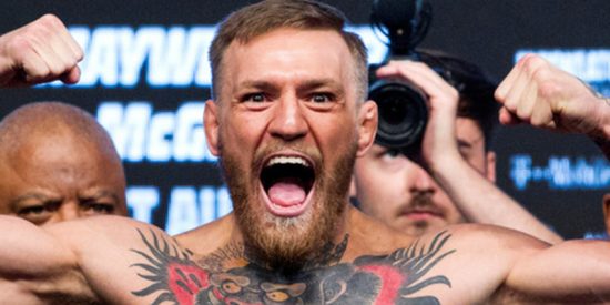 V&iacute;deo: Conor McGregor golpea a un desvalido anciano por no aceptar un vaso de whisky