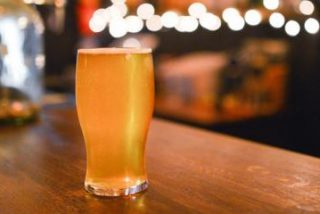 Un hombre pierde casi 20 kilos y se siente "como un veinteañero" tras consumir solo cerveza durante 45 días