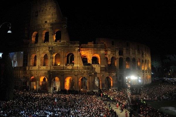 Las v&iacute;ctimas de la trata y los migrantes, ejes del V&iacute;a Crucis en el Coliseo de Roma