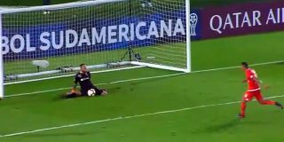 Despiden al futbolista que lanz&oacute; el penal m&aacute;s rid&iacute;culo de la Copa Sudamericana