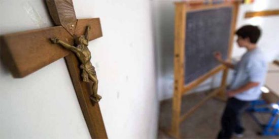 Asociaciones y partidos pol&iacute;ticos exigen que la religi&oacute;n salga de las escuelas