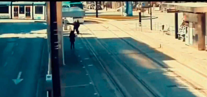 El terror&iacute;fico momento en que una invidente cruza las v&iacute;as del Metro cuando llega un convoy (V&Iacute;DEO)