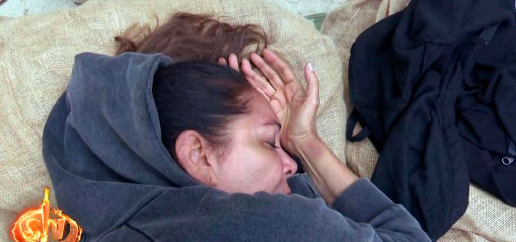 Isabel Pantoja se marea y Chelo Garc&iacute;a Cort&eacute;s le ofrece un 'pollo a la Pantoja'