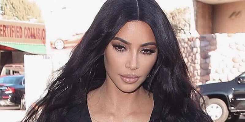 Kim Kardashian se sube al avi&oacute;n, se levanta la falta y exhibe piernas y muslamen