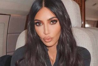 Kim Kardashian se viste de princesa, pero se olvida la ropa interior