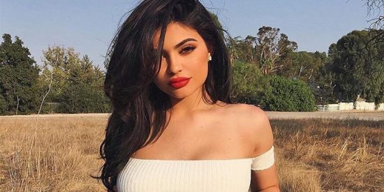 Foto hot: Kylie Jenner calienta la primavera con un diminuto tanguita