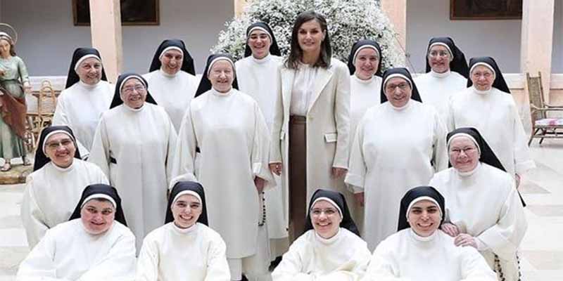 La Reina Letizia se mete en un convento, se apunta a misa y va de procesi&oacute;n