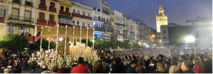 La hermandades de la 'Madrug&aacute;' recorren las calles de Sevilla tras una intensa tormenta de lluvia y granizo