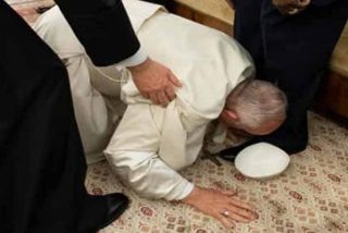 El Papa se tira al suelo y besa los pies de los rivales de Sud&aacute;n del Sur para que dejen de matarse