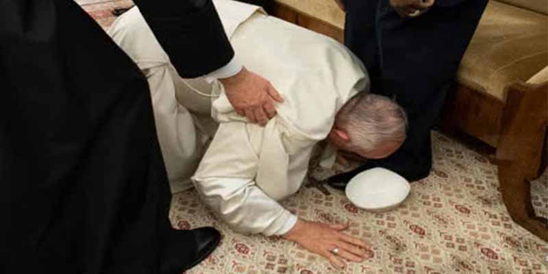 El Papa se tira al suelo y besa los pies de los rivales de Sud&aacute;n del Sur para que dejen de matarse