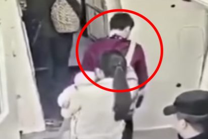 Este pasajero lanza monedas al motor de su avi&oacute;n por consejo de su suegra