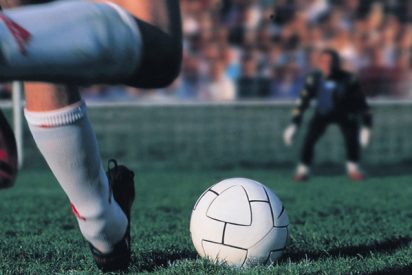 Intenta lucirse con este penalti en plan 'crack' y el portero rival lo ridiculiza as&iacute;