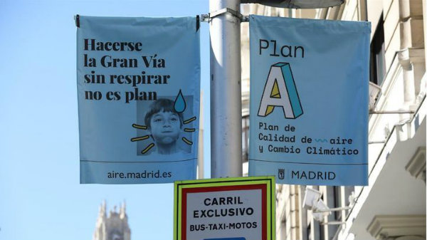La Junta Electoral vuela por los aires la &uacute;ltima trampa de Carmena y exige la retirada de los carteles de calidad de la atm&oacute;sfera