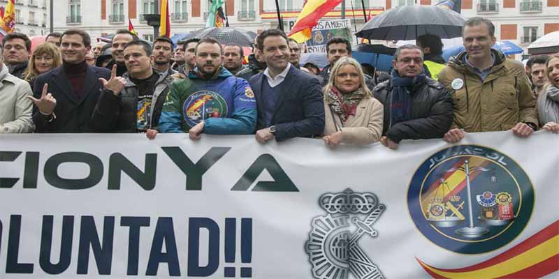 Policías y guardias civiles claman en masa por la equiparación salarial y acusan al Gobierno Sánchez de reirse de 140.000 familias