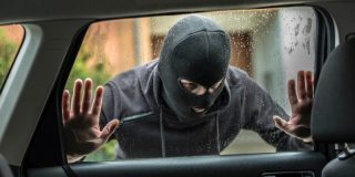 El bochornoso escape de un ladr&oacute;n tras asaltar un banco: Tropieza hasta tres veces con unos arbustos
