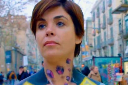 La periodista Samanta Villar pasea desnuda por Las Ramblas ante la mirada atónita de los transeuntes
