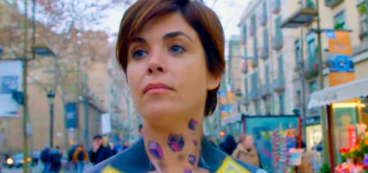La periodista Samanta Villar pasea desnuda por Las Ramblas ante la mirada atónita de los transeuntes