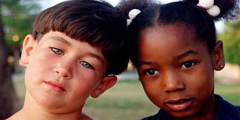 Los seres humanos blancos perciben peor las emociones en las caras de los negros que a la inversa