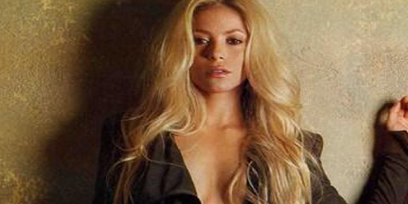 Shakira se desabrocha la camisa sin ropa interior debajo