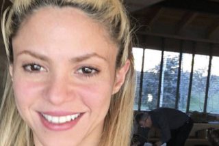 &iquest;Shakira no tiene dinero para te&ntilde;irse esas horribles ra&iacute;ces negras?; se preguntan muchos en la red