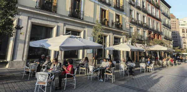 Carmena en guerra con las terrazas del centro: Deber&aacute;n cerrar media o una hora antes