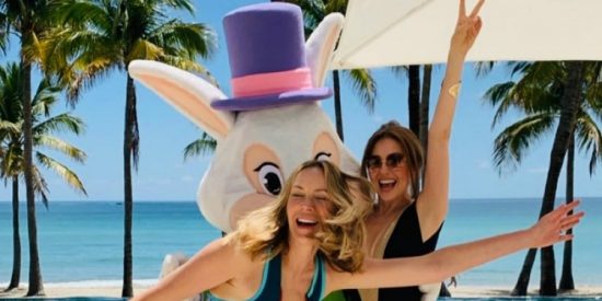 Thal&iacute;a y la esposa de Tommy Hilfiger celebran Pascua en traje de ba&ntilde;o