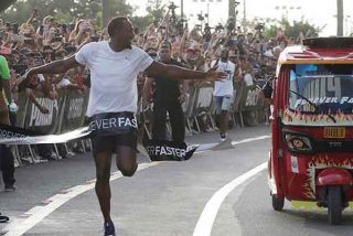 Usain Bolt 'compite' contra una mototaxi en Lima y gana la carrera