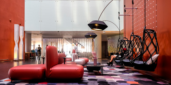 El living del hotel W Barcelona estrena un espectacular restyling