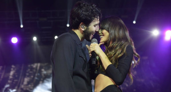 Sebasti&aacute;n Yatra y Tini Stoessel se besan sobre el escenario al m&aacute;s puro estilo Aitana y Cepeda