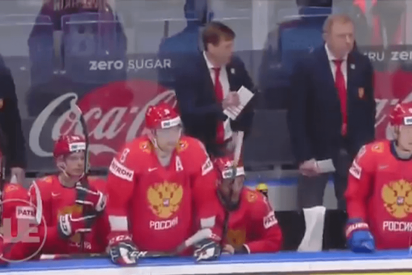 Este jugador de hockey salva a un compa&ntilde;ero de recibir el potente impacto de un disco en la cara