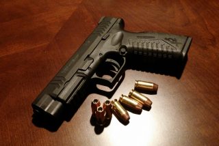 Se dispara en el pene por accidente y para colmo lo detienen por no tener licencia de armas