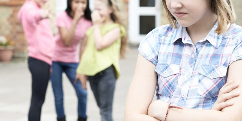 Acosan a una ni&ntilde;a en el colegio por pensar diferente al grupo y negarse a seguir la huelga estudiantil por el clima