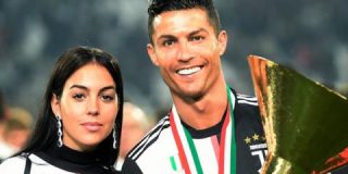 Cristiano Ronaldo golpea accidentalmente a su hijo en la cara con la copa de campe&oacute;n de Italia