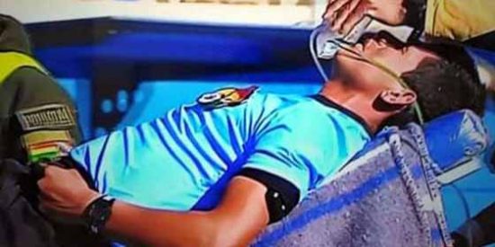 El f&uacute;tbol de luto: El instante en el que un arbitro se desploma y muere durante un partido en Bolivia