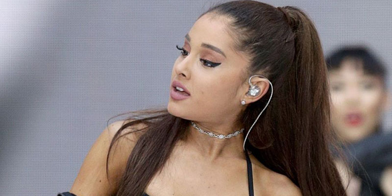 Ariana Grande se abre de piernas y ense&ntilde;a a la parroquia un poquito de su potorrillo