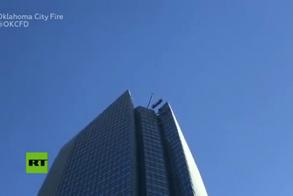Momentos de angustia cuando estas dos personas quedan atrapadas en un elevador externo en un edificio de 50 pisos