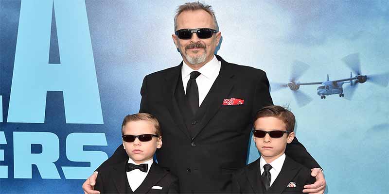 Miguel Bos&eacute; posa por vez primera con sus hijos... y todos con falda y gafas de sol