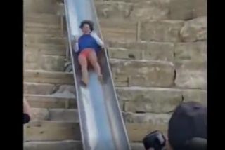 El loqu&iacute;simo tobog&aacute;n que han puesto en Estepona no se sabe si con el fin de matar a alguien
