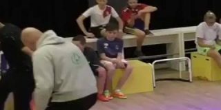 El regate de este alumno a su profesor, digno de una estrella del f&uacute;tbol, triunfa en las redes