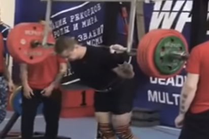 Momento en el que este deportista sufre una grave fractura de pierna en pleno campeonato de levantamiento de pesas
