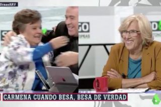 C&oacute;mo se aprovech&oacute; Cristina Almeida para 'enganchar' a Ferreras e imitar el beso de Errej&oacute;n y Carmena